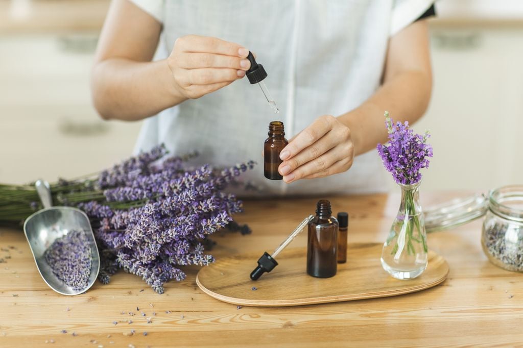 mujer con un aceite esencial de lavanda