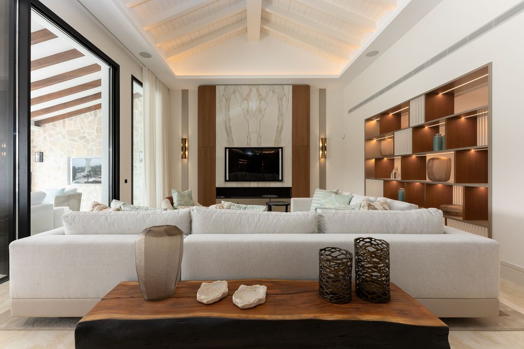 Salón con sofá blanco y puertas acristaladas