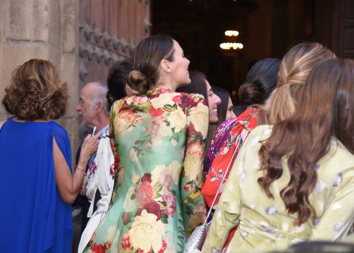 Claudia Osborne felicitando a la novia 