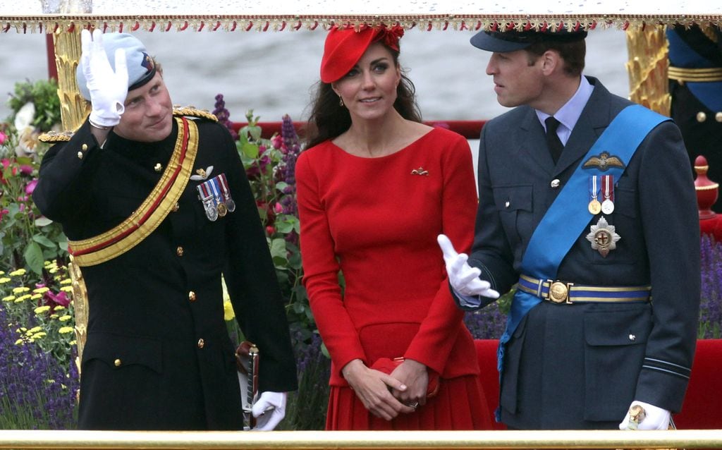 Dos imágenes de la espectacular procesión fluviarl que surcó el río Támesis con una flotilla de más de mil barcos, algunos de ellos legendarias joyas reales, con motivo del Jubileo de Diamante de Isabel II en junio de 2012