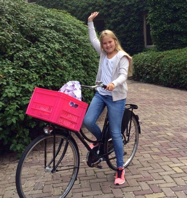 La princesa Amalia va en bicicleta al instituto
