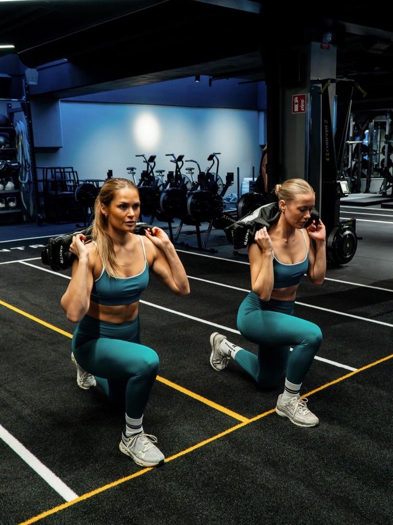 chicas entrenando en el gimnasio