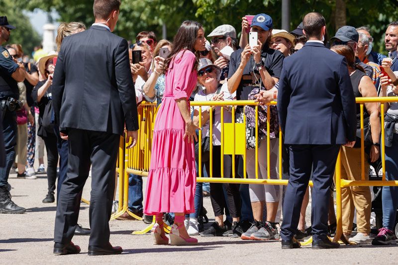 La reina Letizia saludando al público en la Feria del Libro