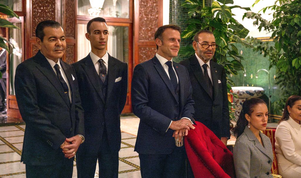 Plano medio de Mohamed VI con Moulay Hassan y Lalla Khadija en la recepción al matrimonio Macron 