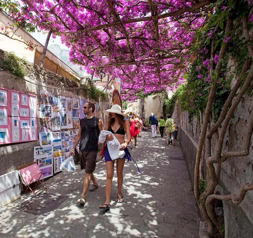 Buganvillas en una calle de la bella Positano, Costa Amafitana de Italia