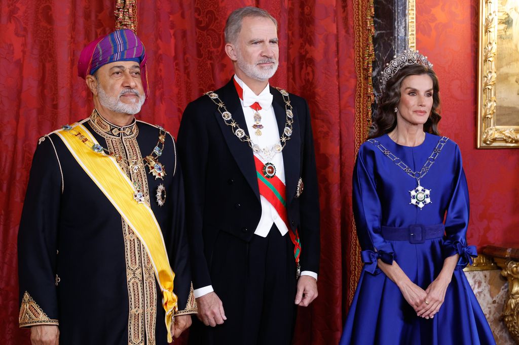 El rey Felipe VI y la reina Letizia de España, junto con el sultán de Omán
