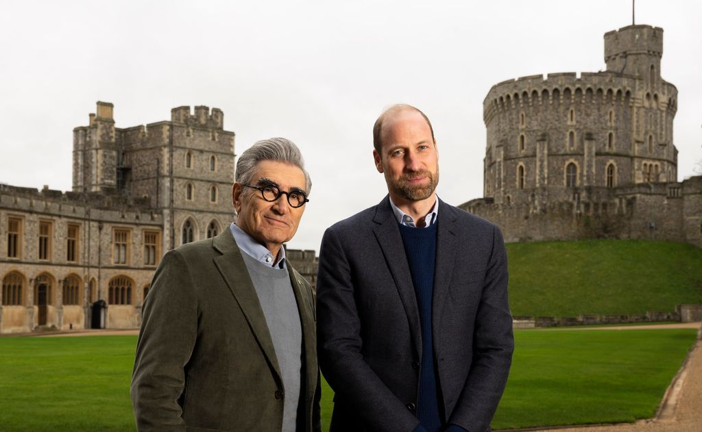 El príncipe William con Eugene Levy en los alrededores del Castillo de Windsor.