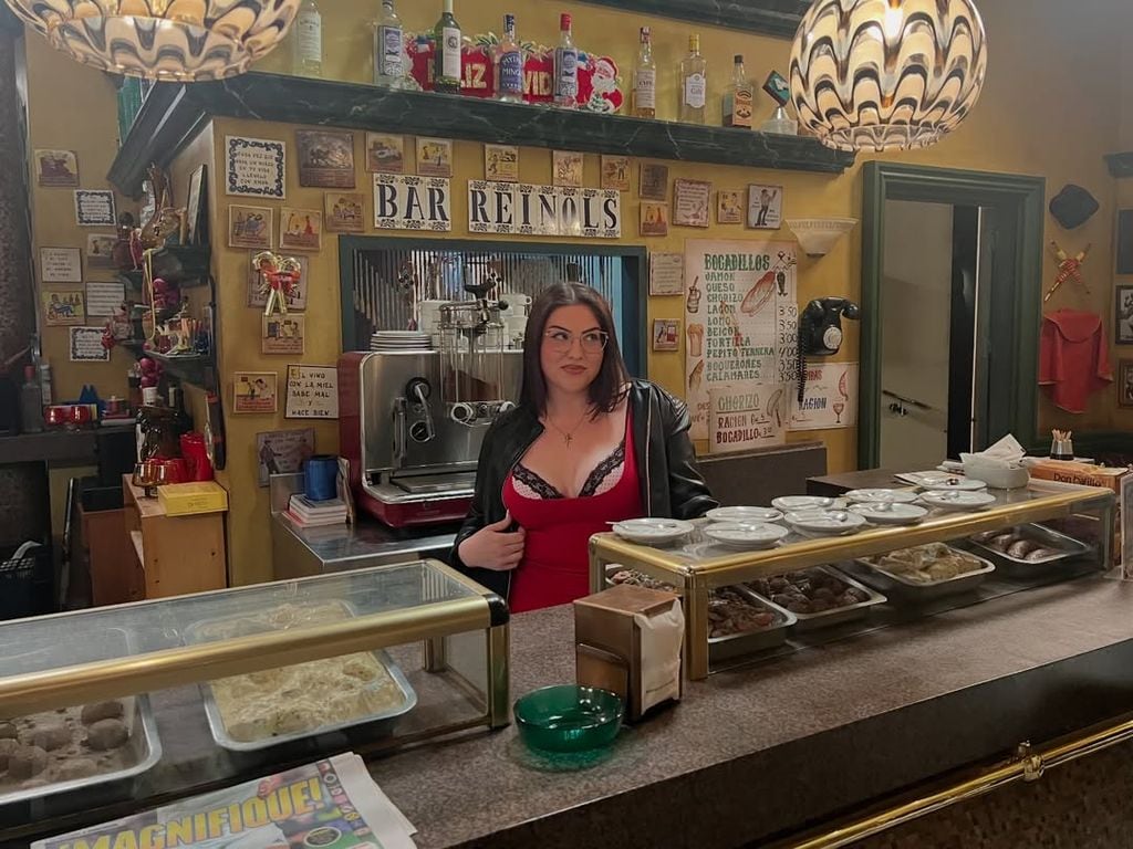 Plano de la actriz en el bar de la ficción