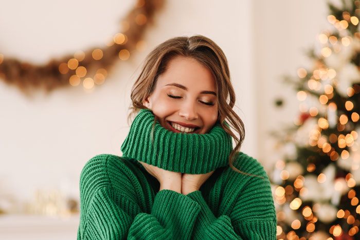 mujer feliz en Navidad