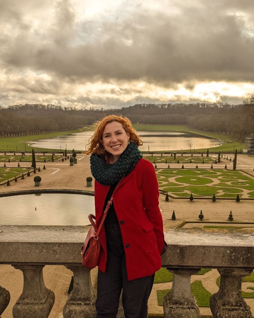 influencer brasileña Fernanda Carolina posando con un paisaje