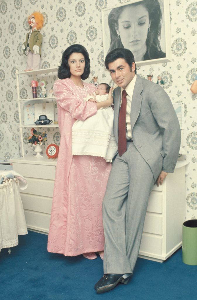El torero Francisco Rivera y Carmen Ordóñez posan con su primer hijo, Fran Rivera, en la habitación infantil de su casa en Madrid