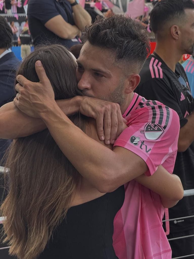 Jordi Alba se despide del fútbol y abraza a su mujer, Romarey Ventura, tras el triunfo del Inter Miami en la MLS