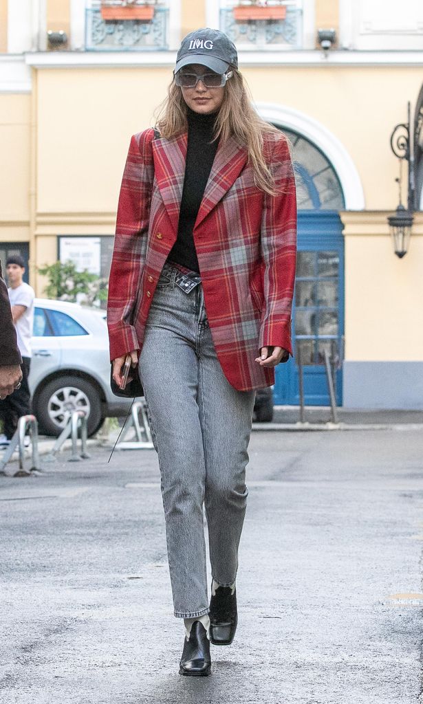 gigi hadid con blazer y blue jeans