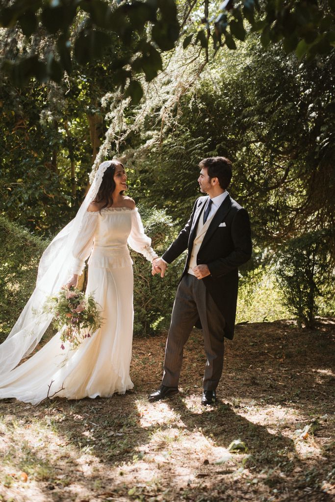 Vestido de novia de Romancera con velo julieta
