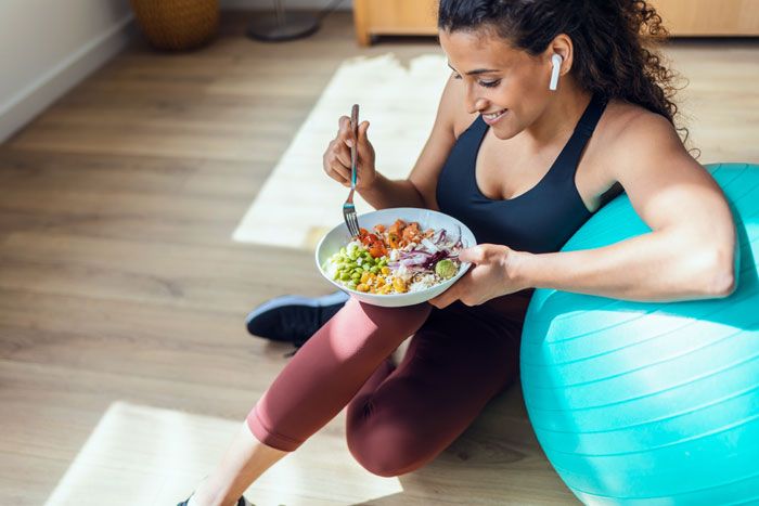 mujer deportista comiendo