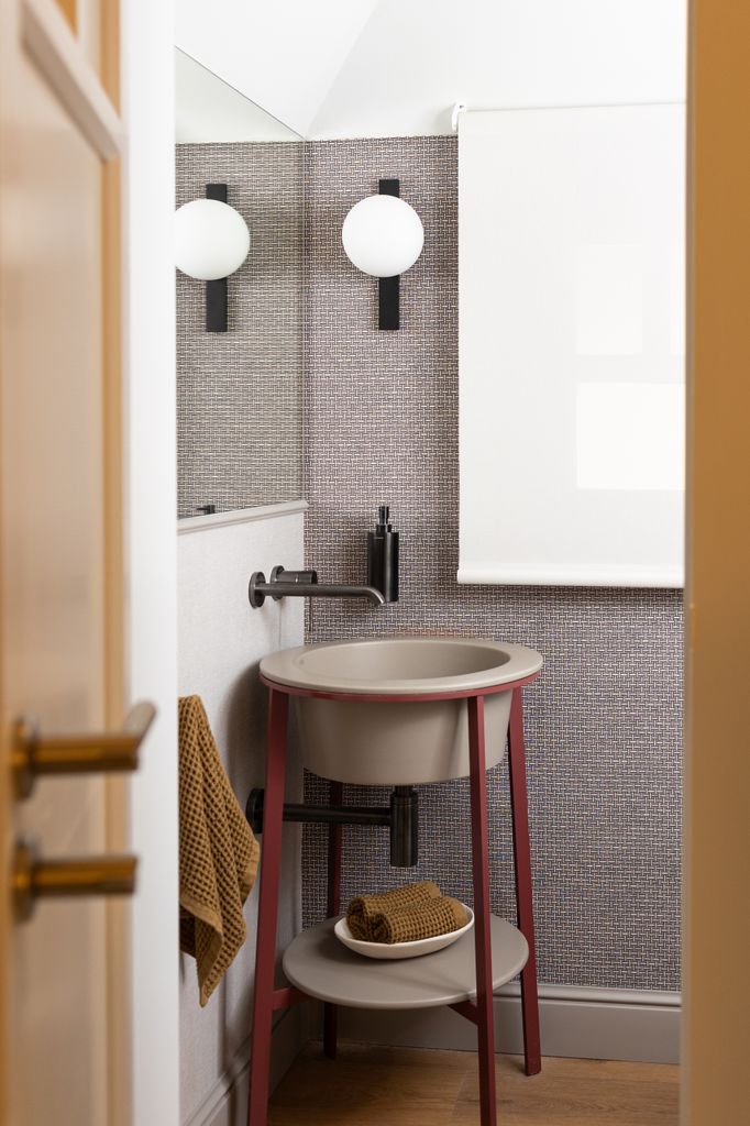 Baño pequeño con lavabo de pedestal moderno