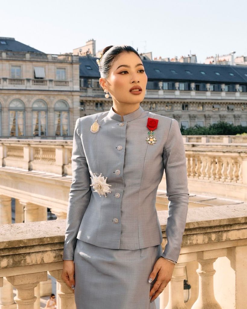 La princesa Sirivannavari de Tailandia junto a su padre, el rey Rama X, y la reina Suthida durante un acto oficial, consolidando su creciente relevancia en el seno de la Casa Real tras la pérdida de su hermana