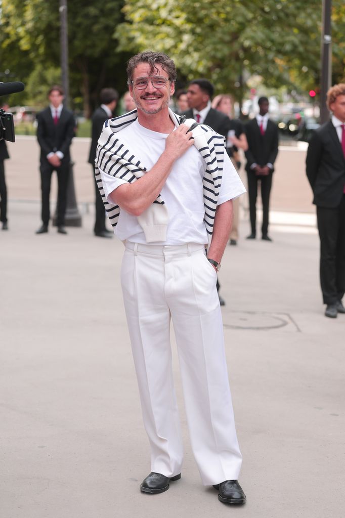 Pedro Pascal en el desfile de Alta Costura de Chanel en París, 2026.
