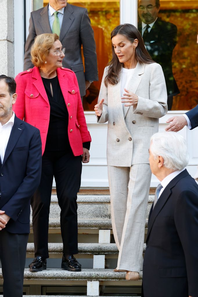 La reina Letizia sorprende con un traje de lino de Stradivarius