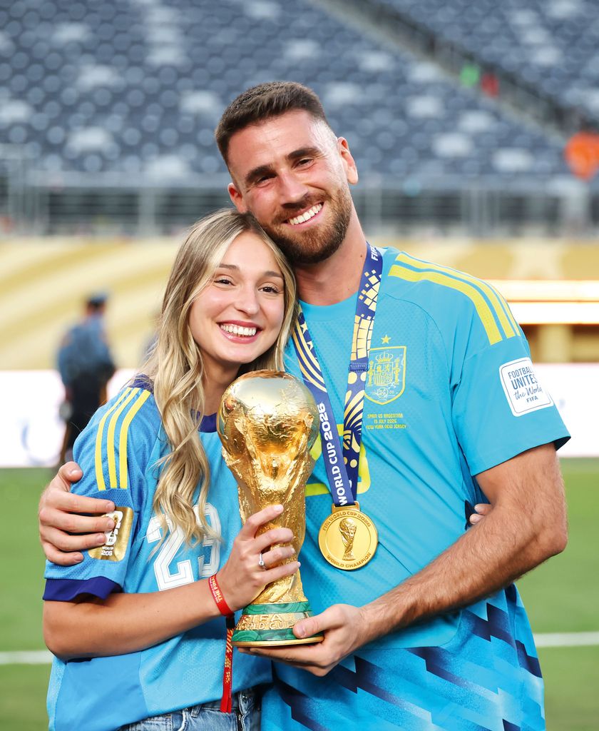 Unai Simón con su novia, en la final