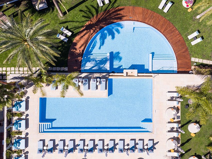 Piscina exterior del hotel Aguas de Ibiza