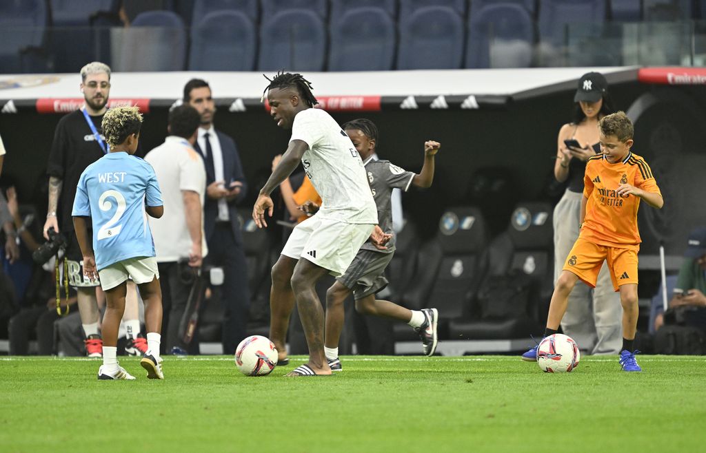 Vinicius Junior del Real Madrid jugando al futbol con el hijo de Kim Kardashian en el Bernabéu, 25de agosto de 2024, Madrid