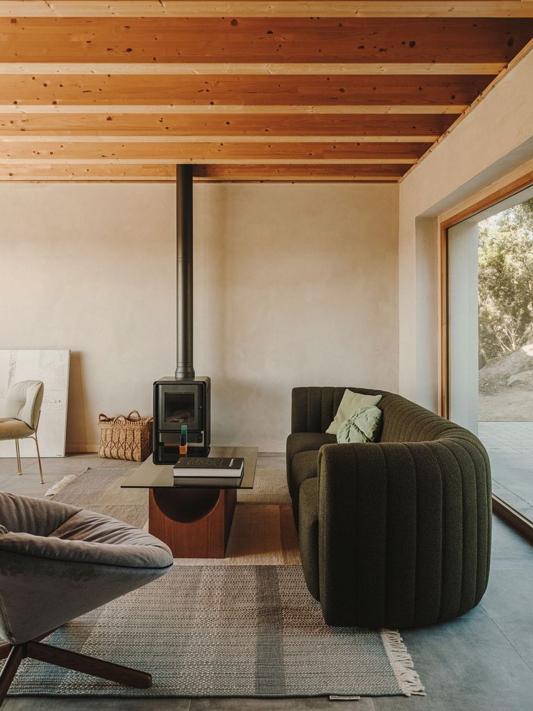 Salón de una vivienda que prioriza una construcción sin dejar huella ambiental negativa