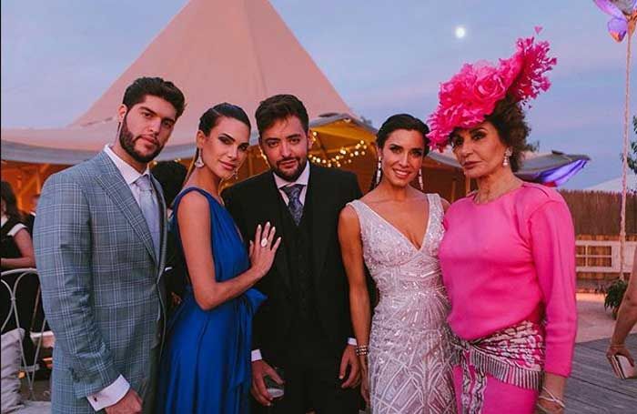 Pilar Rubio junto algunos de sus invitados 
