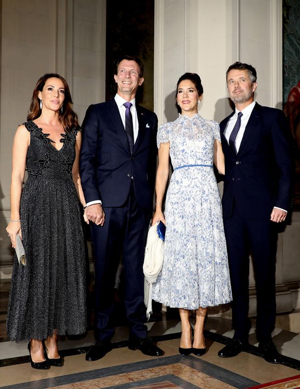 Federico y Joaquín de Dinamarca con sus esposas