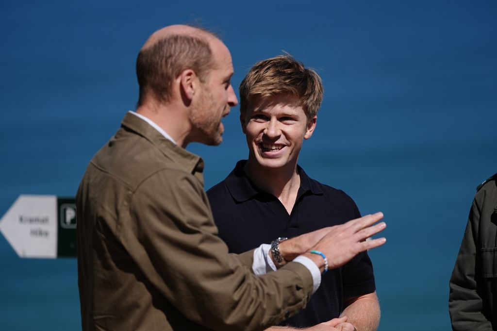 Plano medio del Príncipe Guillermo en su visita a Sudáfrica hablando con Robert Irwin