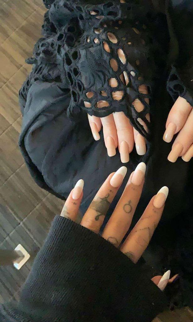 ariana grande manicure francesa