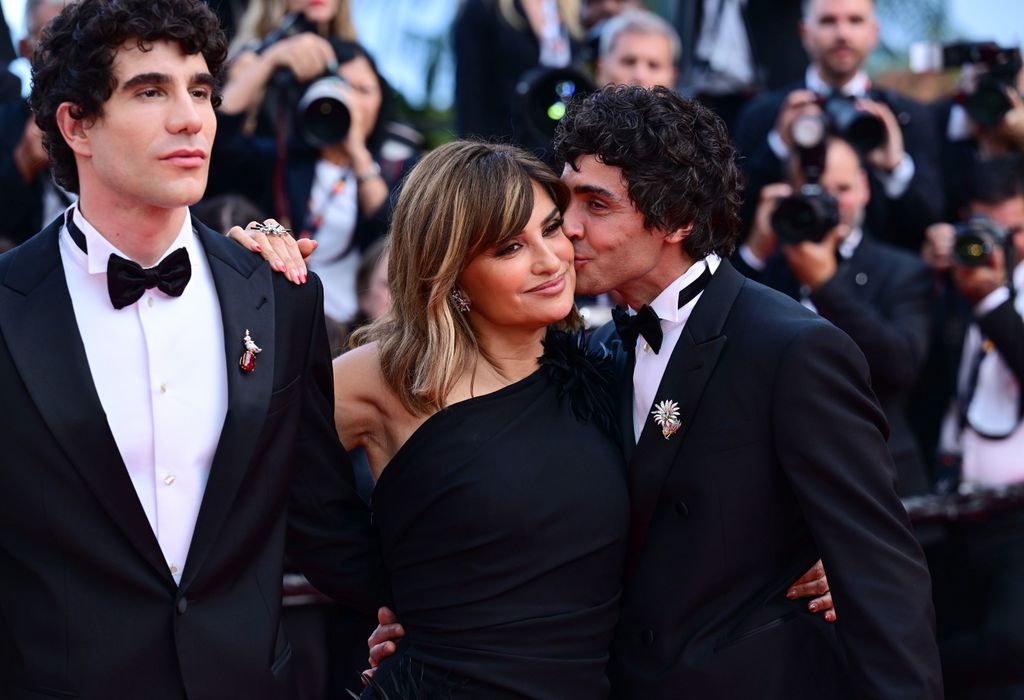Javier Ambrossi, muy cariñoso con Penélope Cruz en la alfombra roja de Cannes.