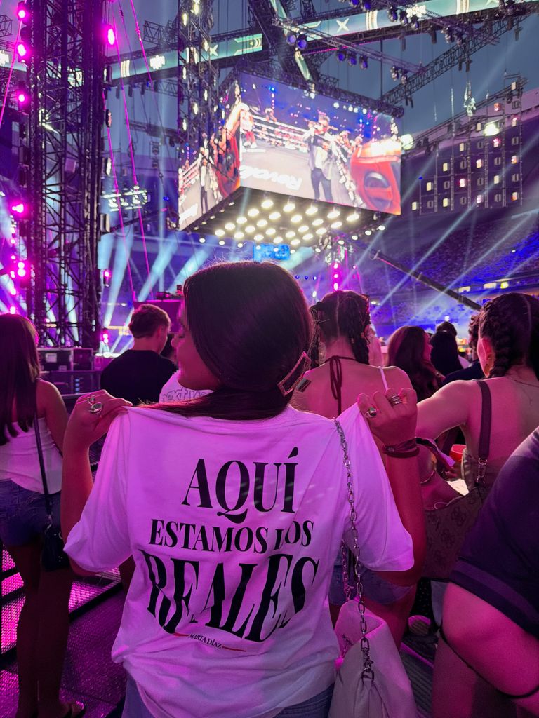 Daniella Bustamante mostrando su apoyo a Marta Díaz en La Velada del Año