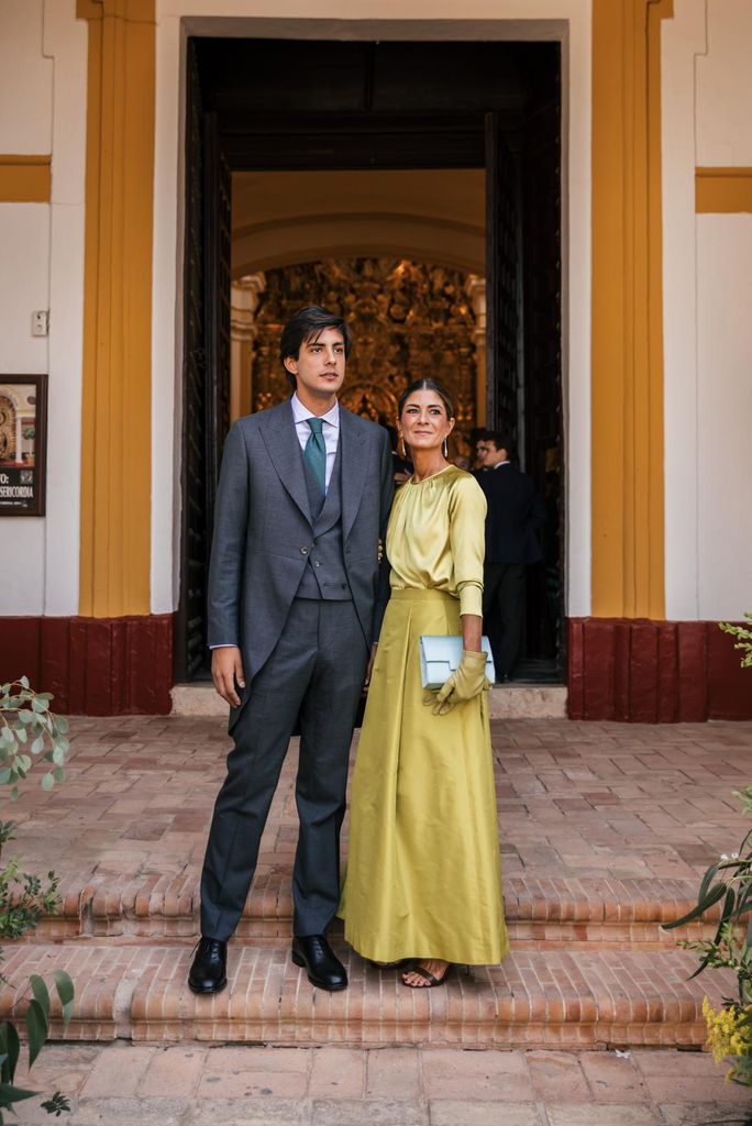 Madrina de boda con look verde lima de Antonio García