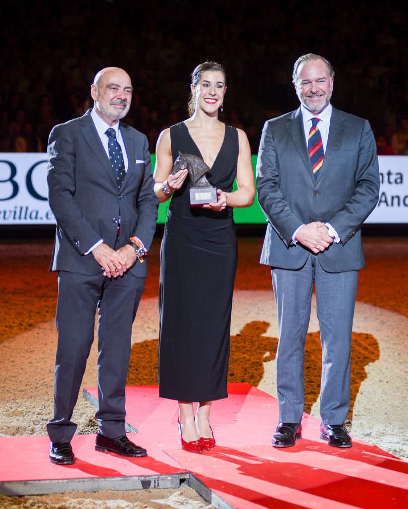 Plano entero de Carolina Martín posando con su premio en el SICAB 2024