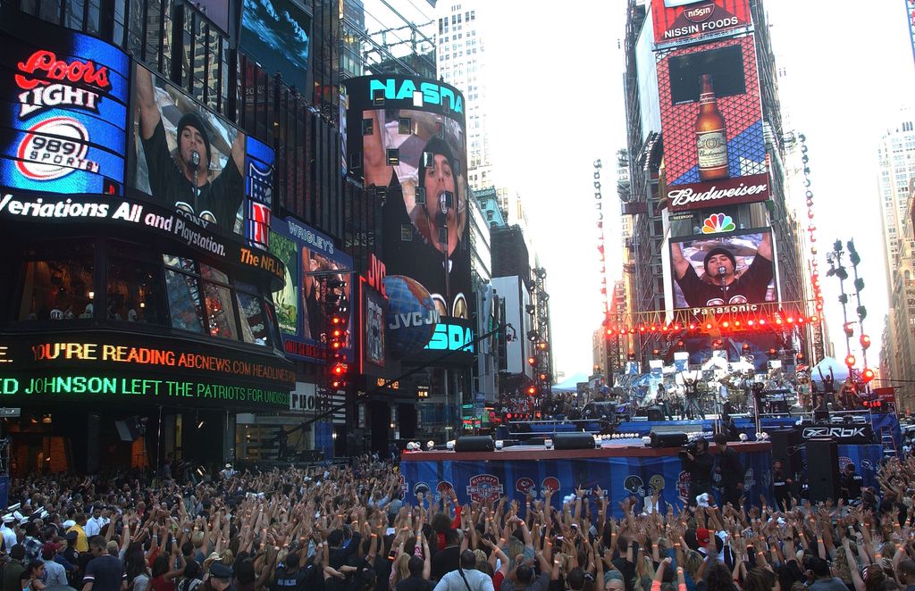 El artista arrasa en Times Square (Nueva York) en 2002