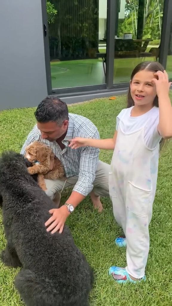 Luna y Skye estaban más que felices, pero no tanto como Oreo, el perrito de la familia
