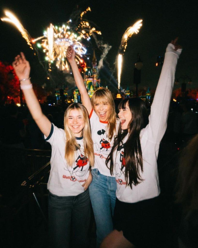 Plano medio de Raquel Meroño con sus hijas y fuegos artificiales de fondo