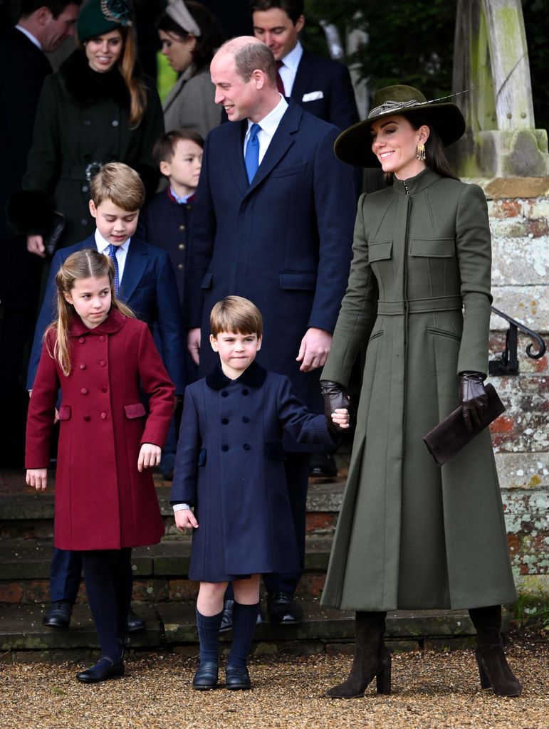 Plano entero del Principe Guillermo con Kate Middleton y sus hijos el día de navidad en Sandringham 