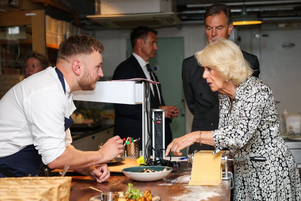 La reina Camilla interesándose por cómo