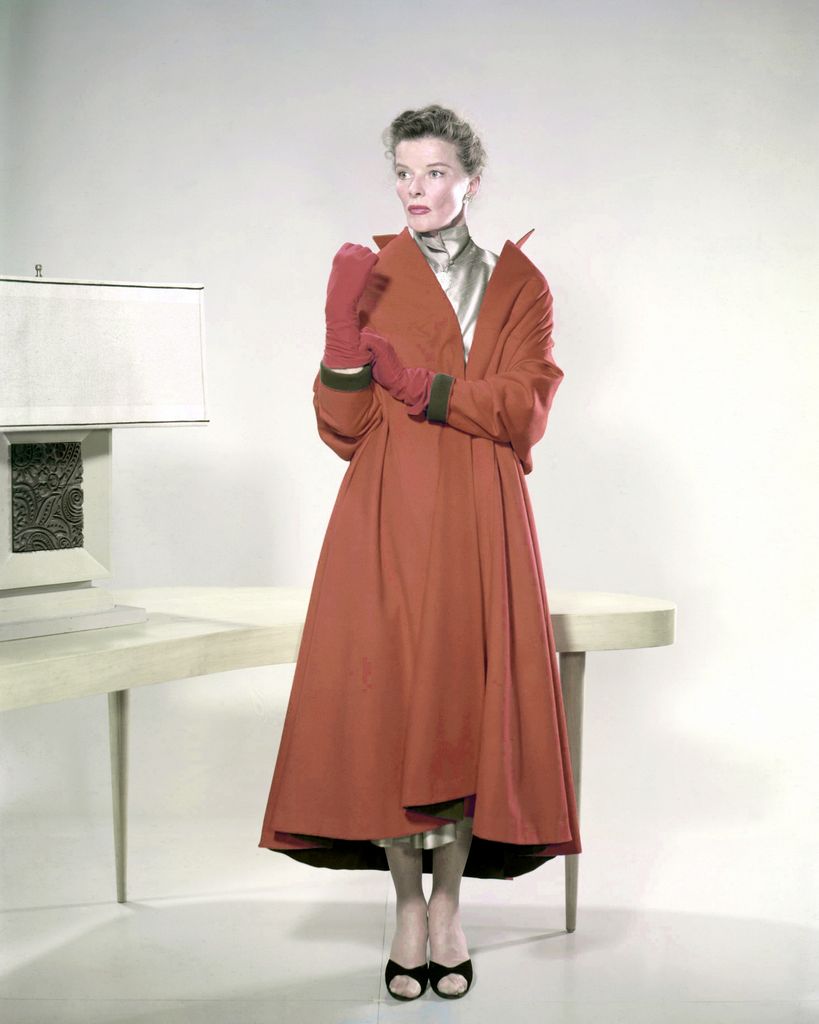 Katharine Hepburn inspiración invitadas abrigo rojo