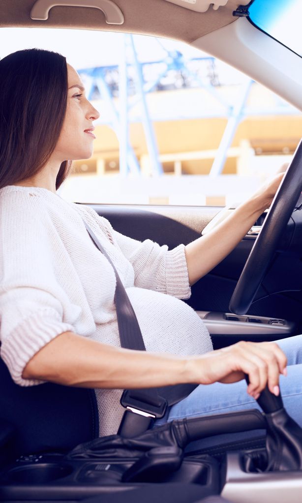 Mujer embarazada conduciendo