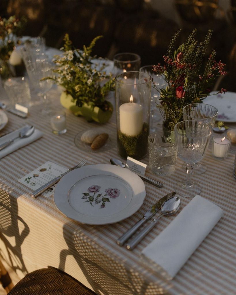 Decoración de bodas con manteles a rayas beis