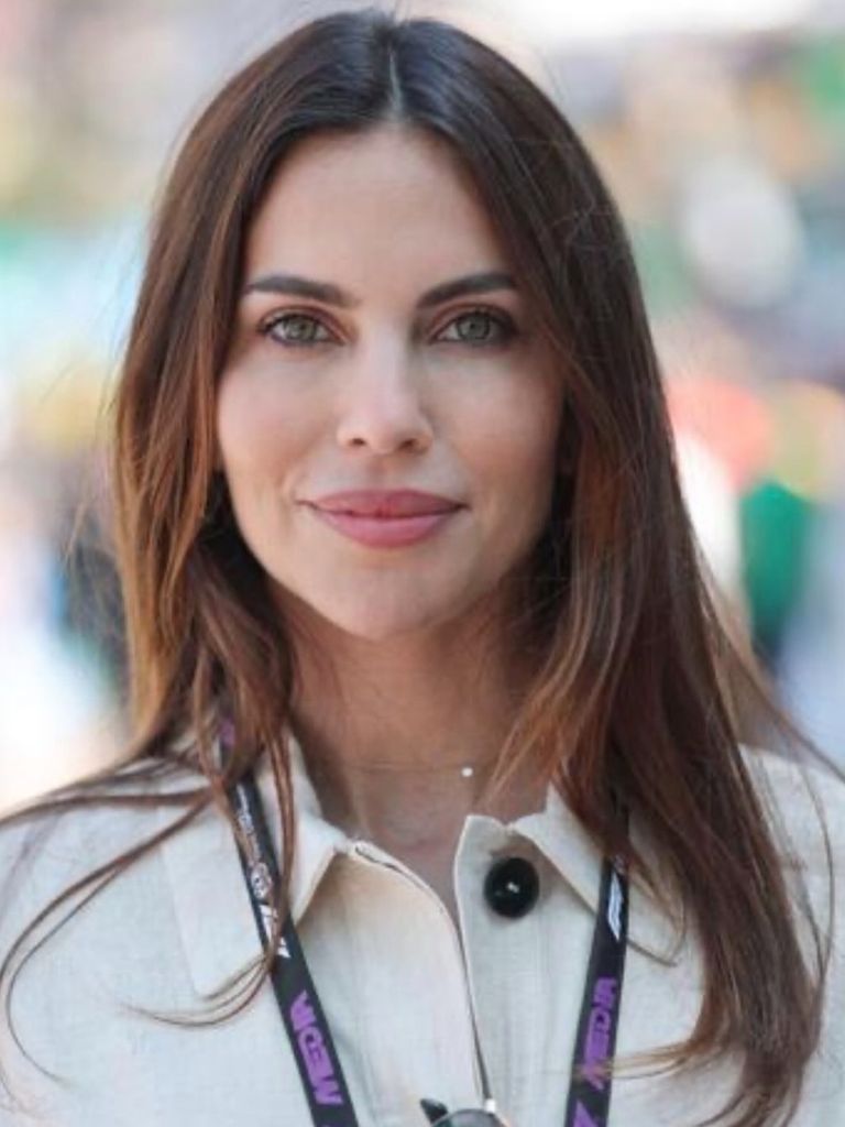 Melissa posa en su vuelta al trabajo