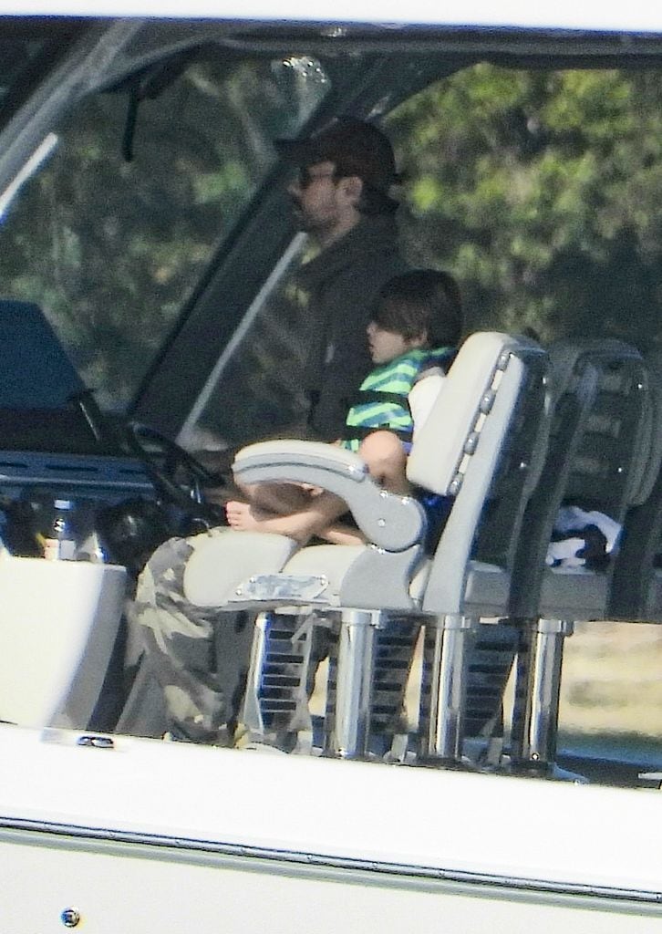 Enrique Iglesias y su hijo Nicholas de paseo en bote por Miami.