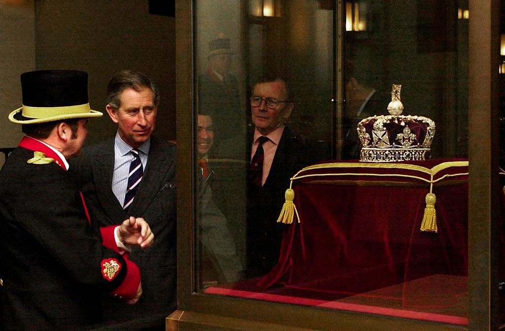 El entonces príncipe de Gales, hoy Carlos III, observa la Corona Imperial en la Torre de Londres, donde se custodian las Joyas de la Corona, incluido el controvertido diamante Koh-i-Noor