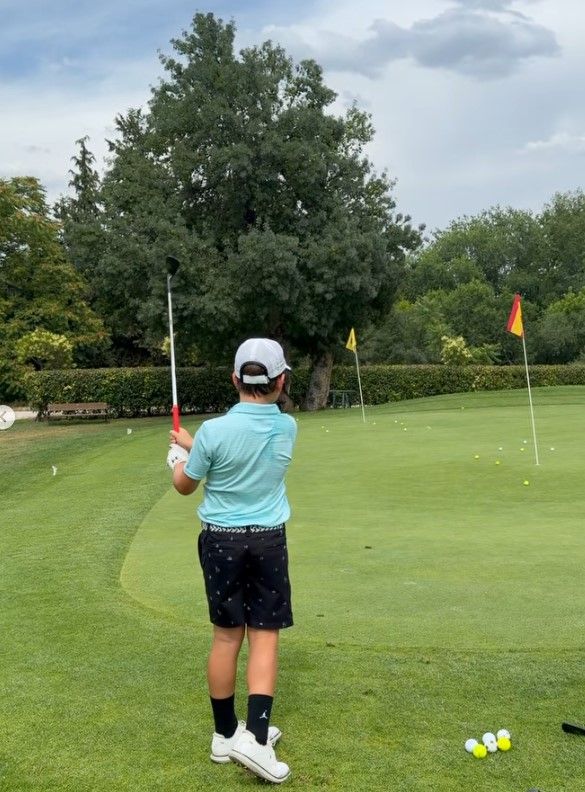 Matías, el hijo de Mar Flores y Benji Aparicio, campeón de golf de España con solo 8 años