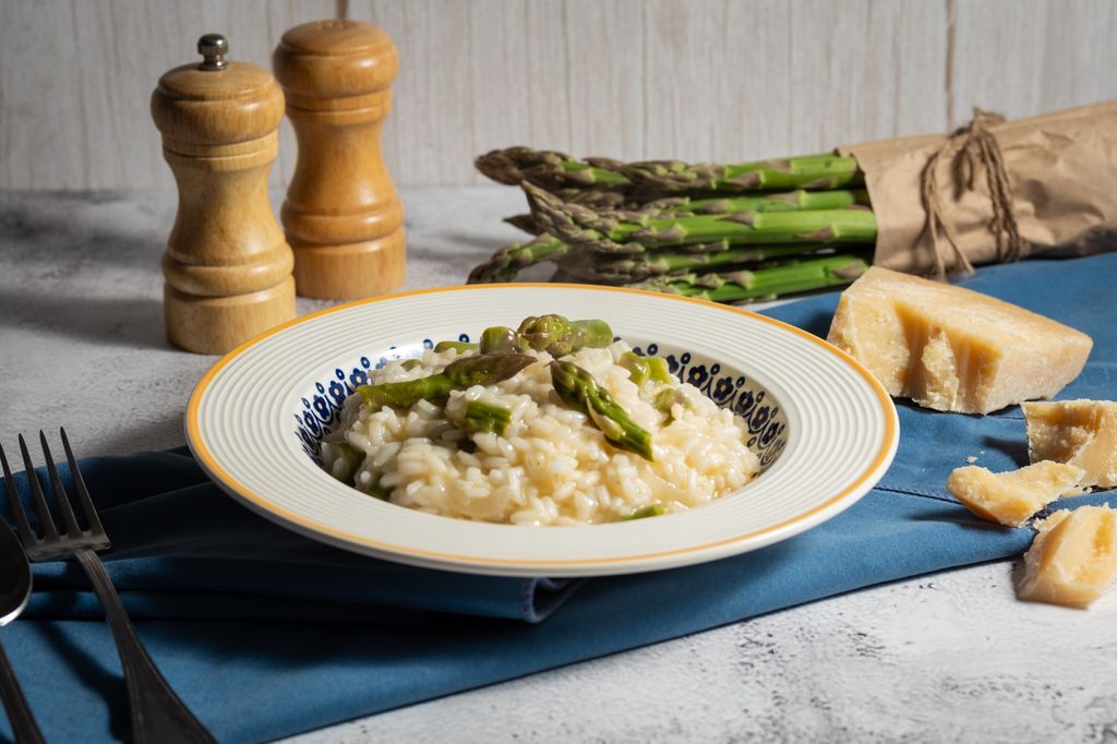 El proceso de incorporar el queso y la mantequilla al 'risotto' se conoce como 'mantecar'.