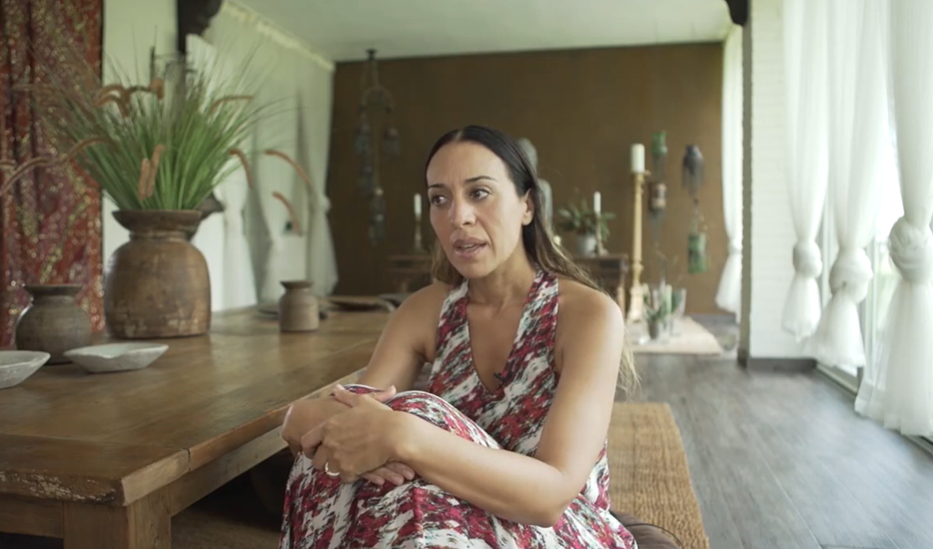 Mónica Naranjo enseña una de las habitaciones de su casa