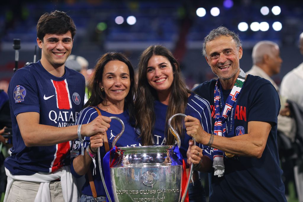 Luis Enrique con su mujer, Elena Cullell y sus hijos en mayo de 2025 en Munich